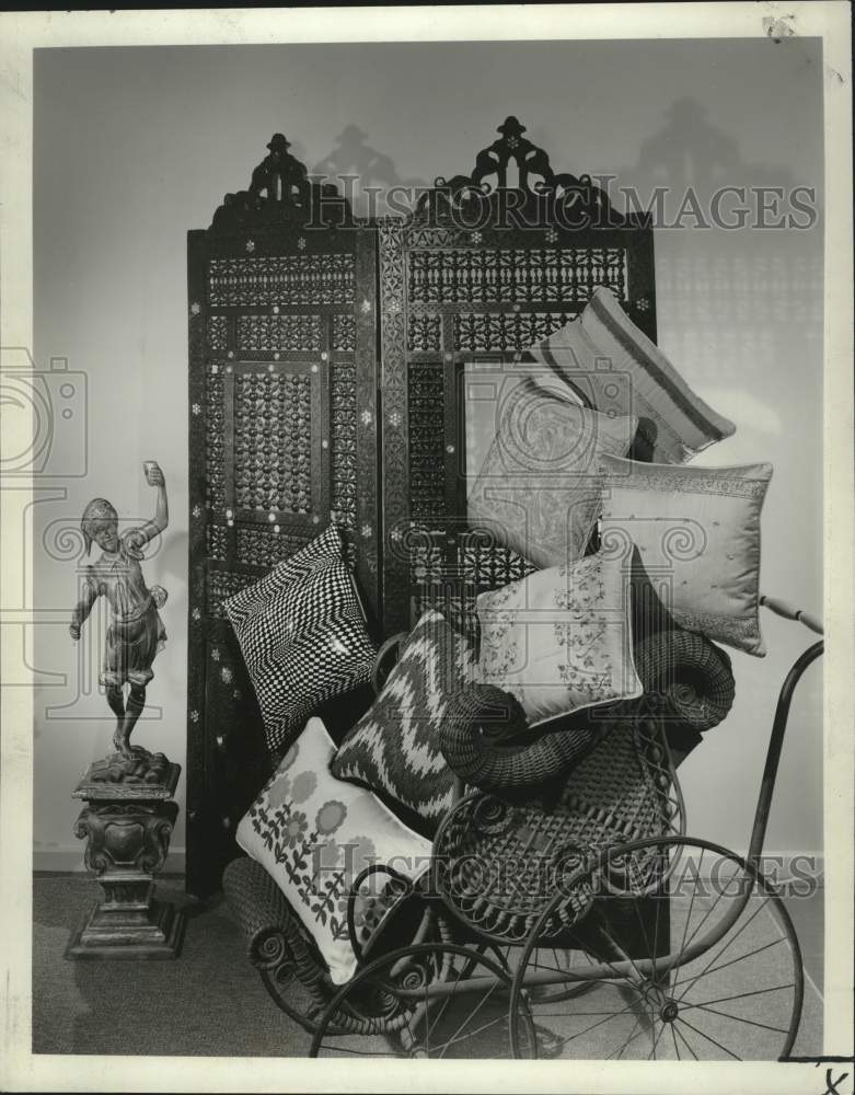 1967 Press Photo Various pillows at the Nettle Creek Shop at 437 Metairie Road- Historic Images