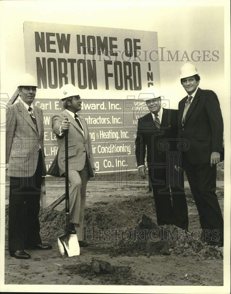 1978 Press Photo Delegates at new Norton Ford Sales construction site in Kenner- Historic Images