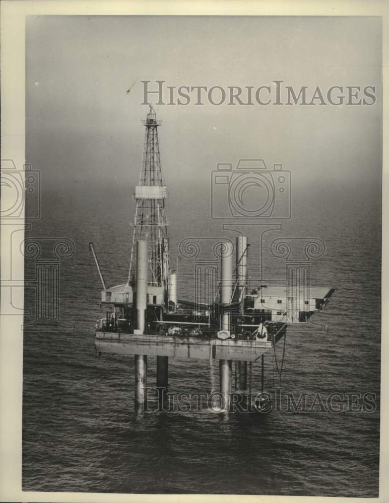 1961 Press Photo Mobile Oil drilling platform used by Dutch Oil Company