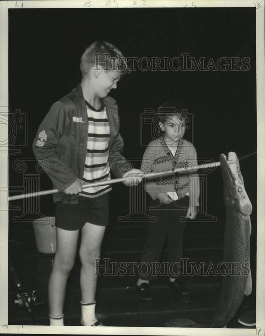 1967 Press Photo Chris Serpas & George Daniel look over docile garfish at camp- Historic Images