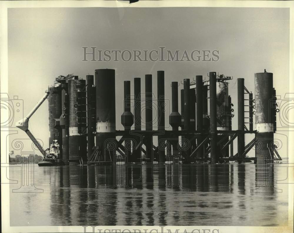 1965 Press Photo Giant &quot;Ocean Queen&#39;s&quot; hull towed to deep water at Belle Chase- Historic Images