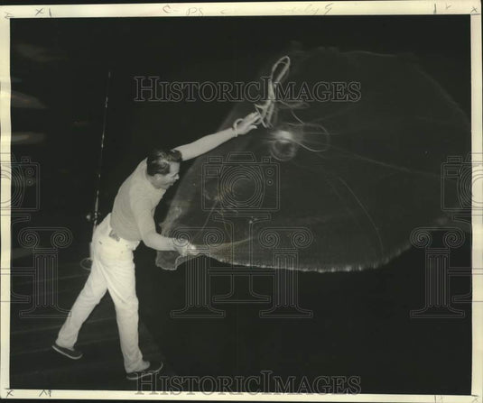 1967 Press Photo George Daniel Jr. shrimping with a cast net - nob98251