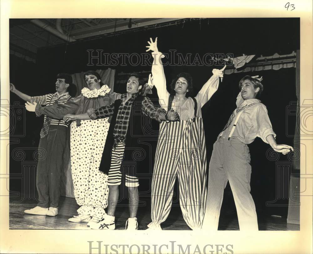 1986 Press Photo Portion of cast from Barnum perform at Northshore High School- Historic Images