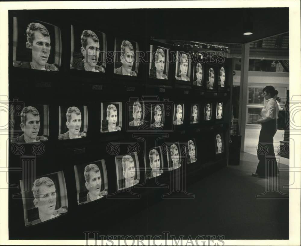 1987 Press Photo Olivier North, commentator- Historic Images