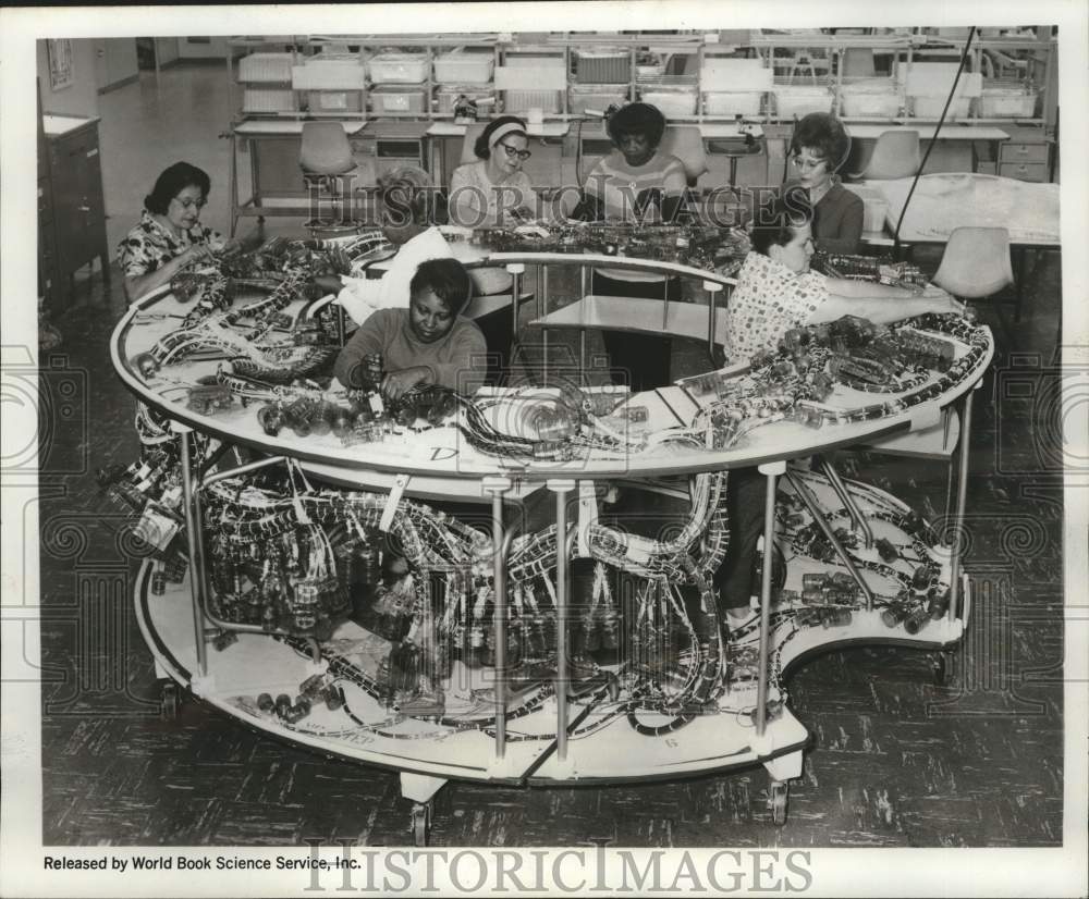 1967 Press Photo Women assemble electrical wiring for the Apollo spacecraft