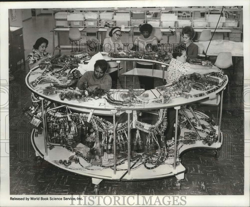 Load image into Gallery viewer, 1967 Press Photo Women assemble electrical wiring for the Apollo spacecraft

