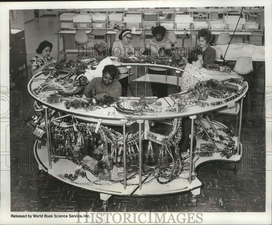 1967 Press Photo Women assemble electrical wiring for the Apollo spacecraft