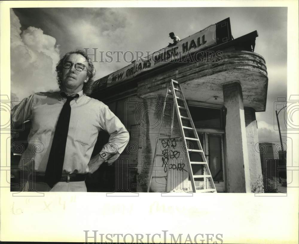 1989 Press Photo Robert O&#39;Connell stands in front of New Orleans Music Hall- Historic Images