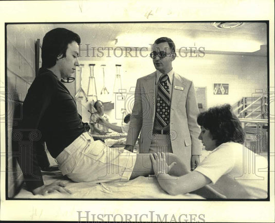 1979 Press Photo David Egudin talks to Honduran patient at Oschner Clinic- Historic Images