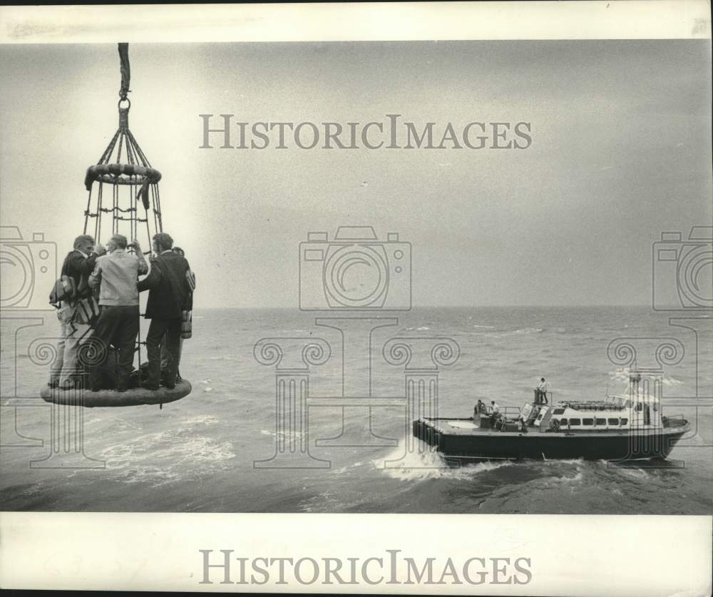 1973 Press Photo Sling bringing men from Bobbing crewboat Mr. Charlie