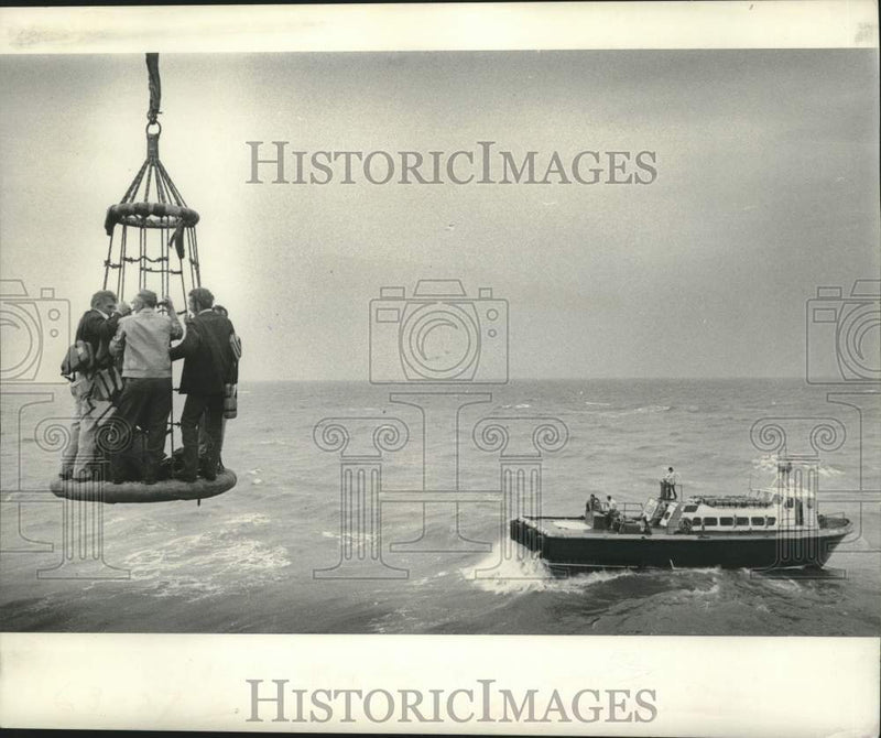 Load image into Gallery viewer, 1973 Press Photo Sling bringing men from Bobbing crewboat Mr. Charlie

