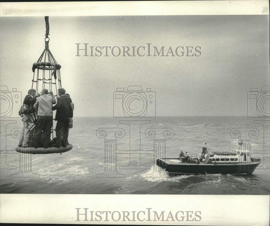 1973 Press Photo Sling bringing men from Bobbing crewboat Mr. Charlie