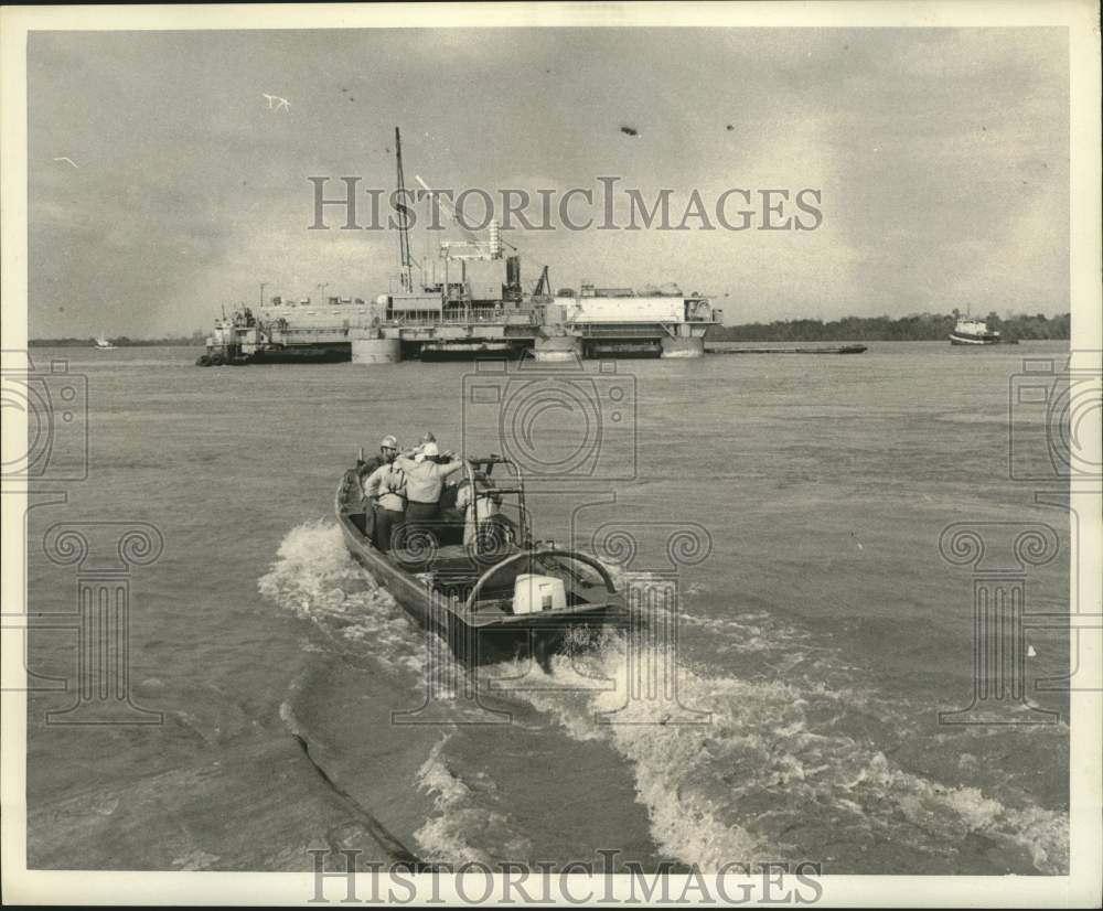 1973 Press Photo Tug boat near rig loose in river, Bell Chasse, Louisiana