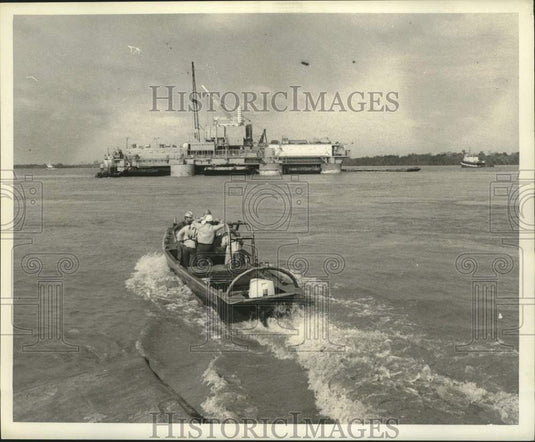 1973 Press Photo Tug boat near rig loose in river, Bell Chasse, Louisiana