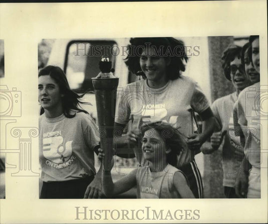 1977 Press Photo Kelley Briant runs with torch at National Women's Conference- Historic Images