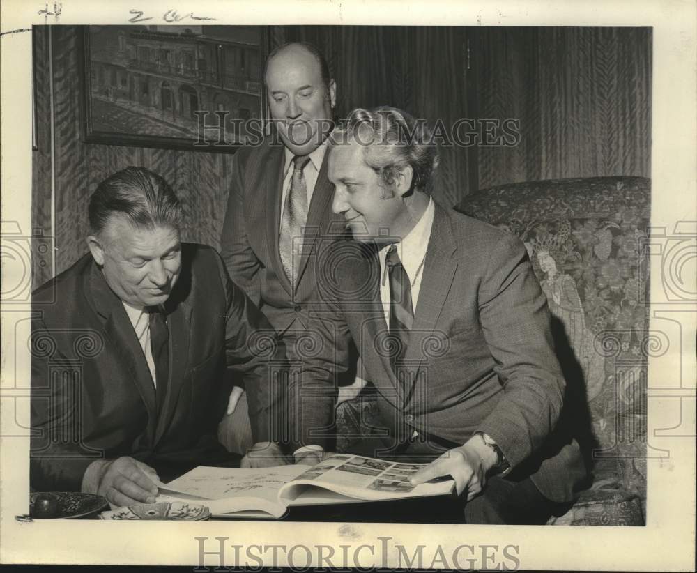 1971 Press Photo Examining the Apollo Saturn V Roll of Honor, New Orleans area