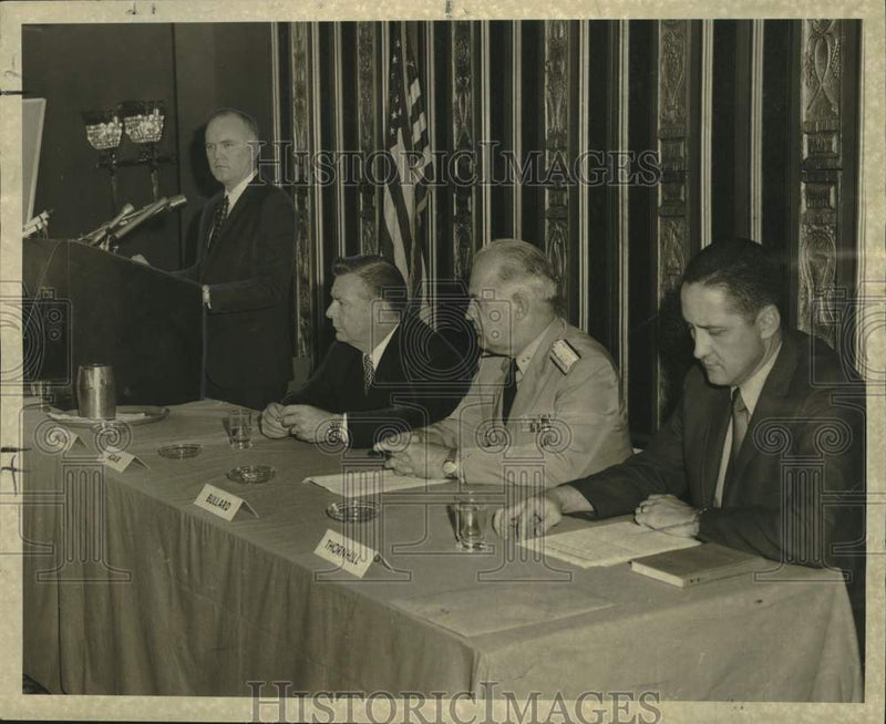 Load image into Gallery viewer, 1971 Press Photo News Conference About Fire On Shell Oil Rig Platform In Gulf
