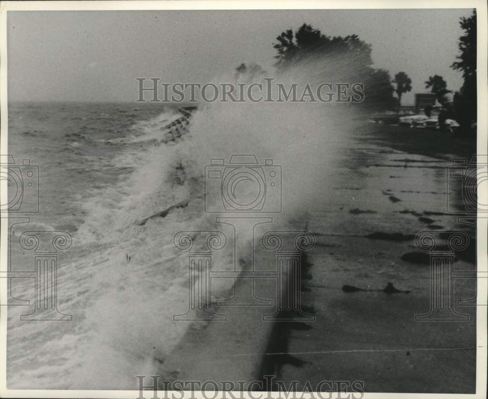 1965 Press Photo Wave Crashes Against Levee- Historic Images