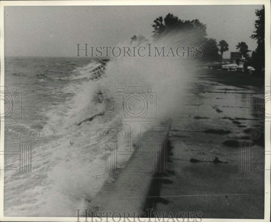 1965 Press Photo Wave Crashes Against Levee- Historic Images