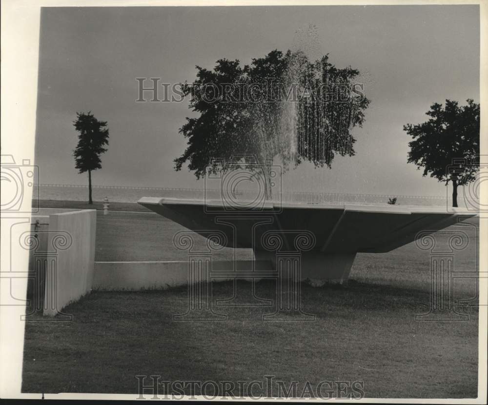 1954 Press Photo Large Fountain At Lakeshore, Louisiana State University