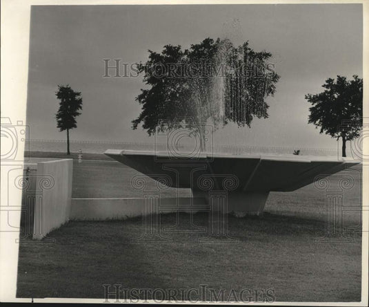 1954 Press Photo Large Fountain At Lakeshore, Louisiana State University