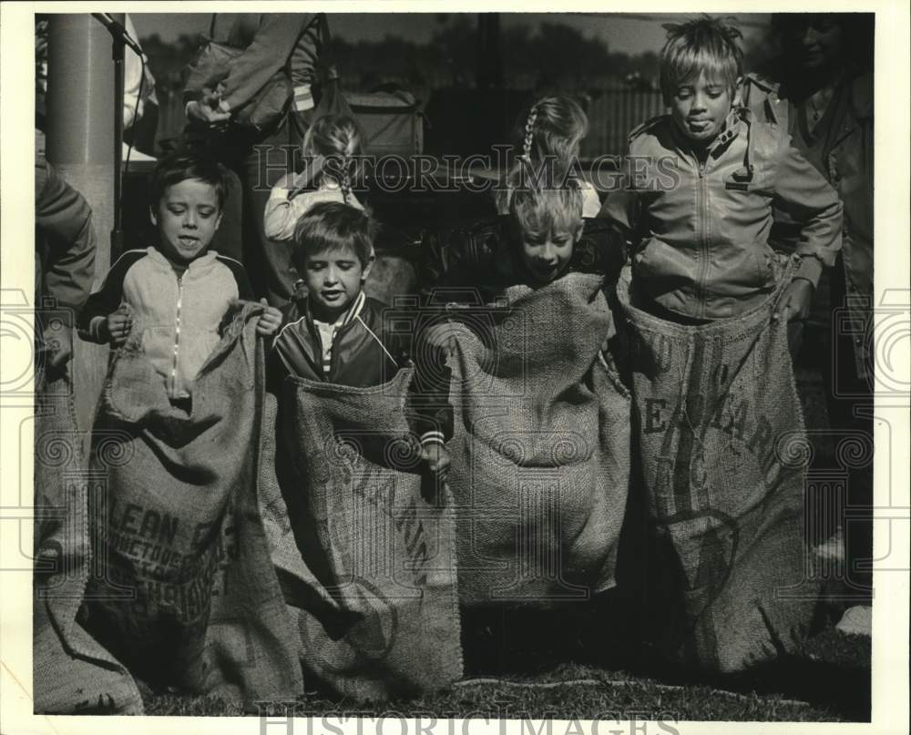 1986 Press Photo Boys Sack Race, Plaquemines Parish Fair &amp; Orange Festival- Historic Images