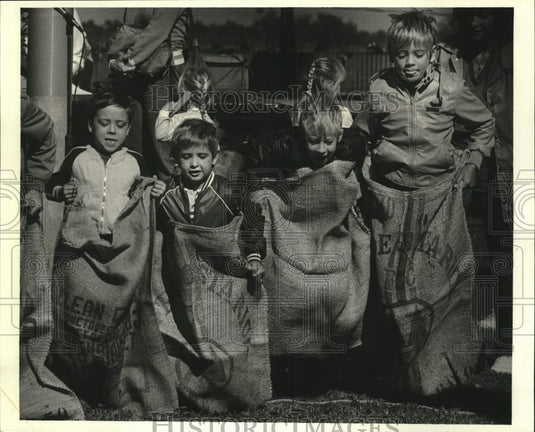 1986 Press Photo Boys Sack Race, Plaquemines Parish Fair & Orange Festival- Historic Images