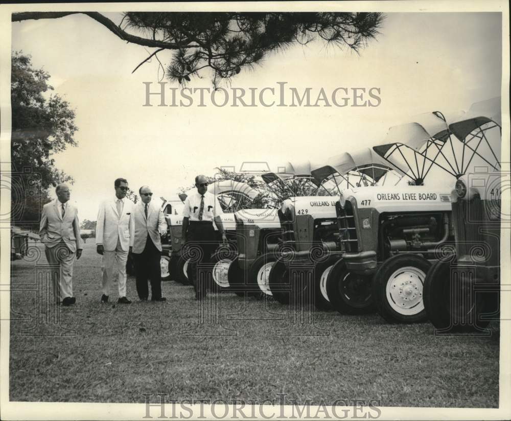 1967 Press Photo Orleans Levee Board Equipment Inspection Takes Place, Lakefront