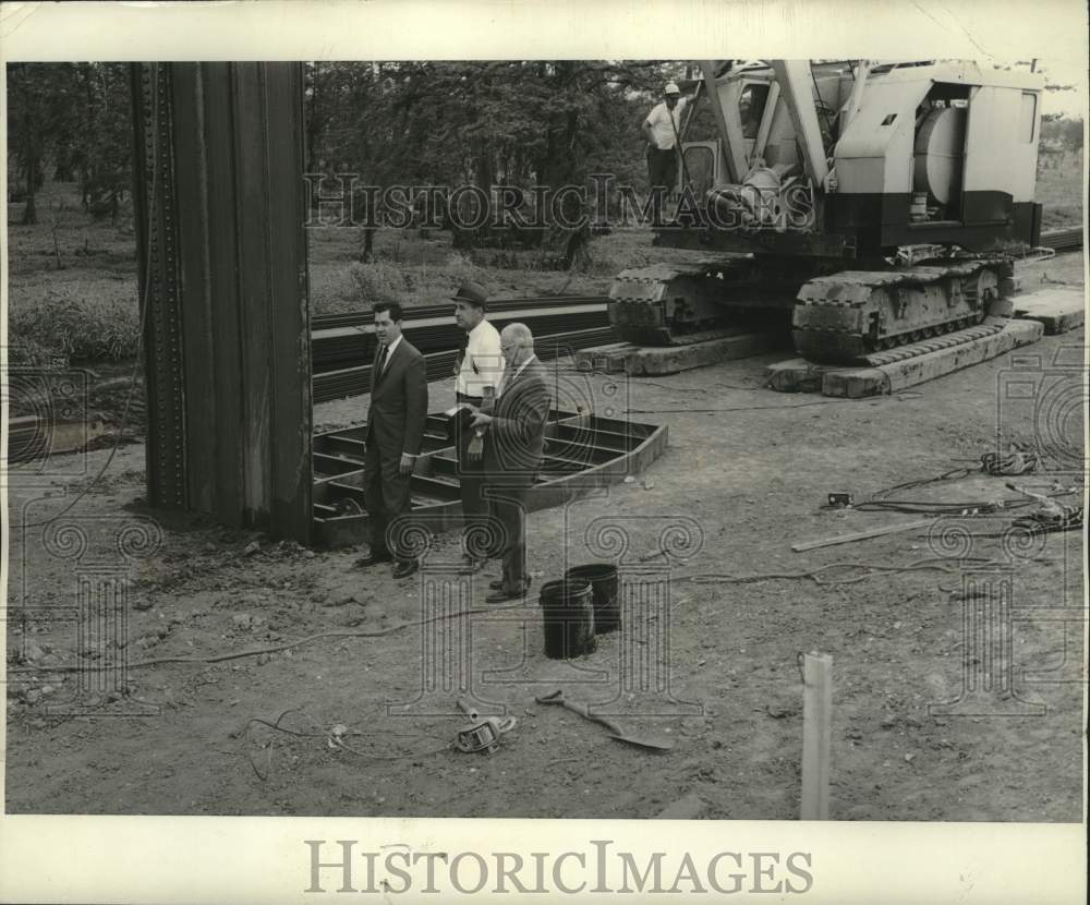 1968 Press Photo Levee Board Officials Oversee Installation Levee Reinforcements- Historic Images