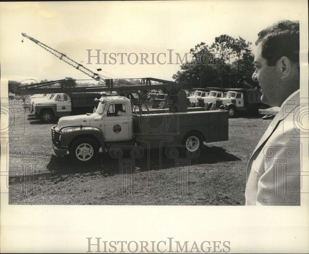 1968 Press Photo Vehicles Are Inspected By Levee Board Member, Lakeshore Drive