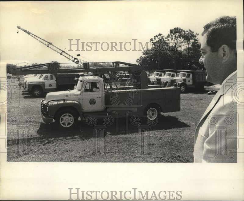 Load image into Gallery viewer, 1968 Press Photo Vehicles Are Inspected By Levee Board Member, Lakeshore Drive
