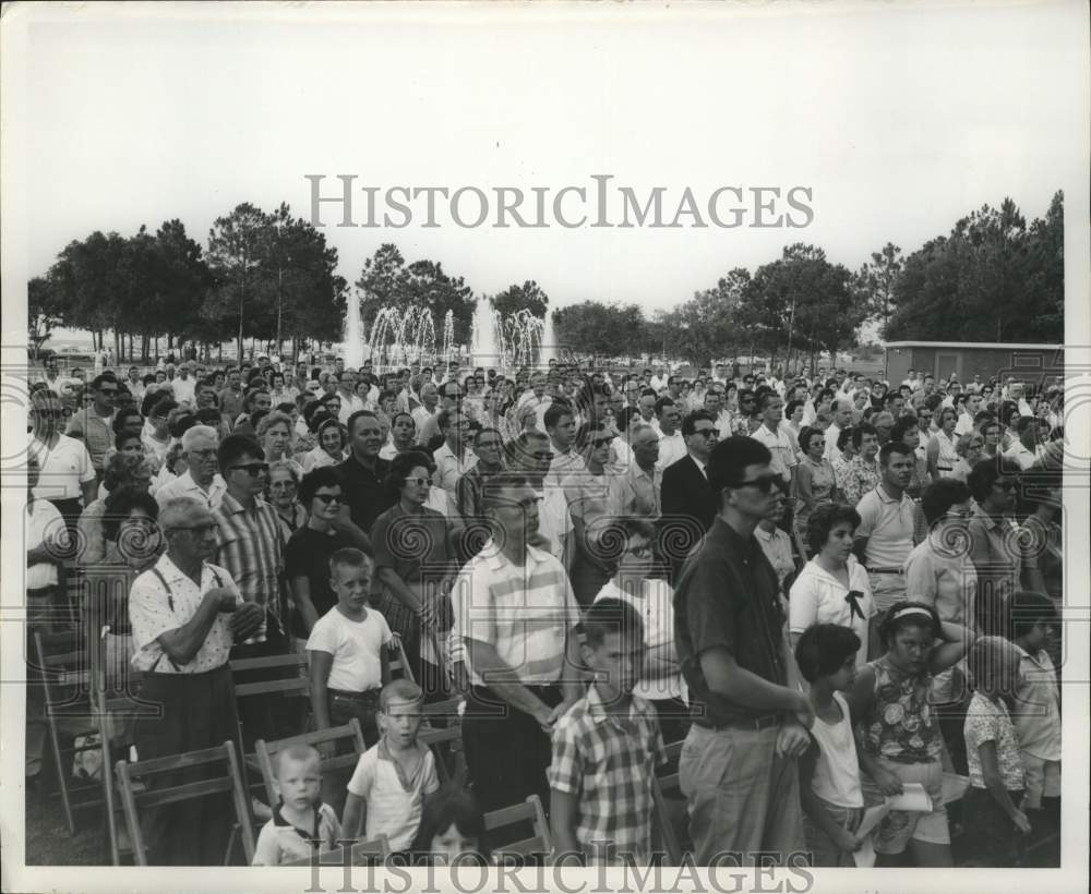 1966 Press Photo Audience Stands For &quot;Star Spangled Banner&quot; At Start Of Concert- Historic Images