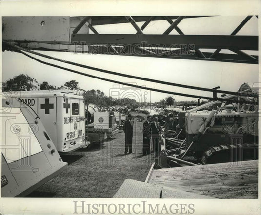 1966 Press Photo Orleans Levee Board Officials Inspect Equipment And Vehicles