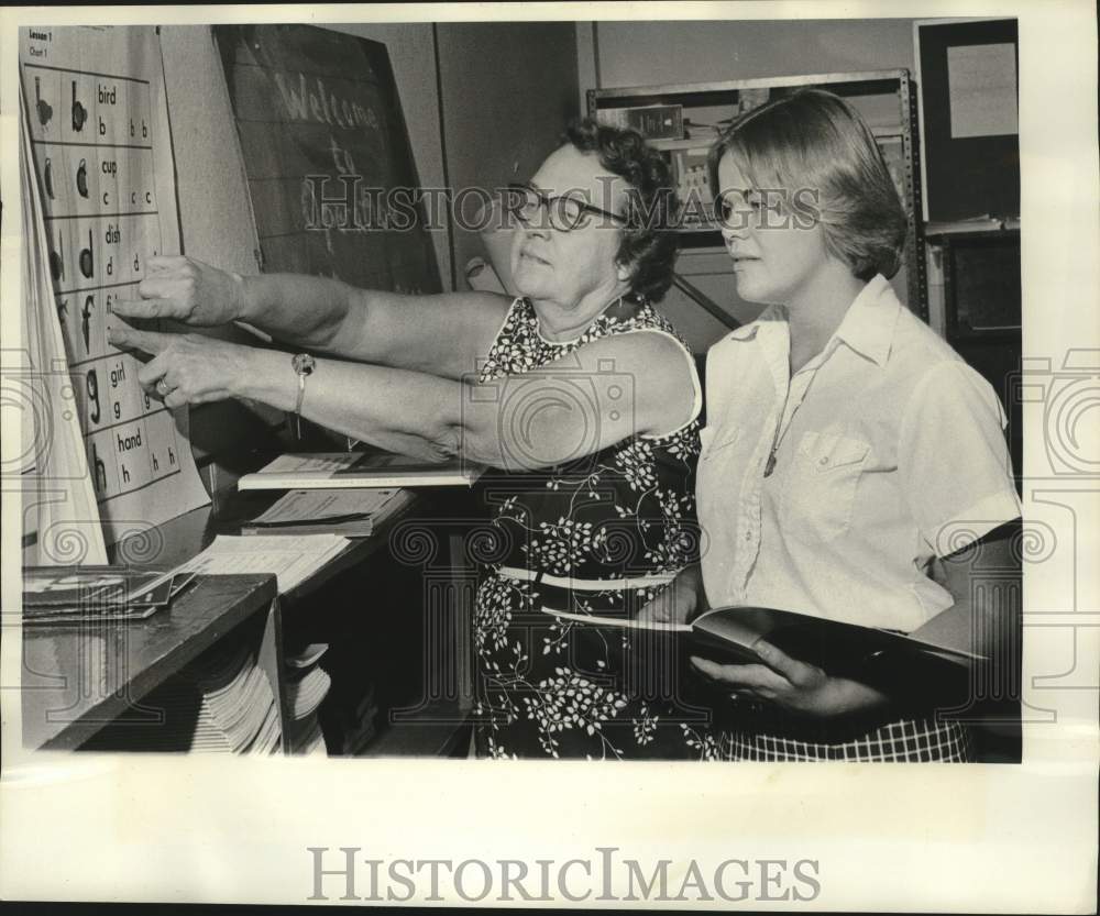 1977 Press Photo Operation Mainstream Tutors Look Over Teaching Material- Historic Images