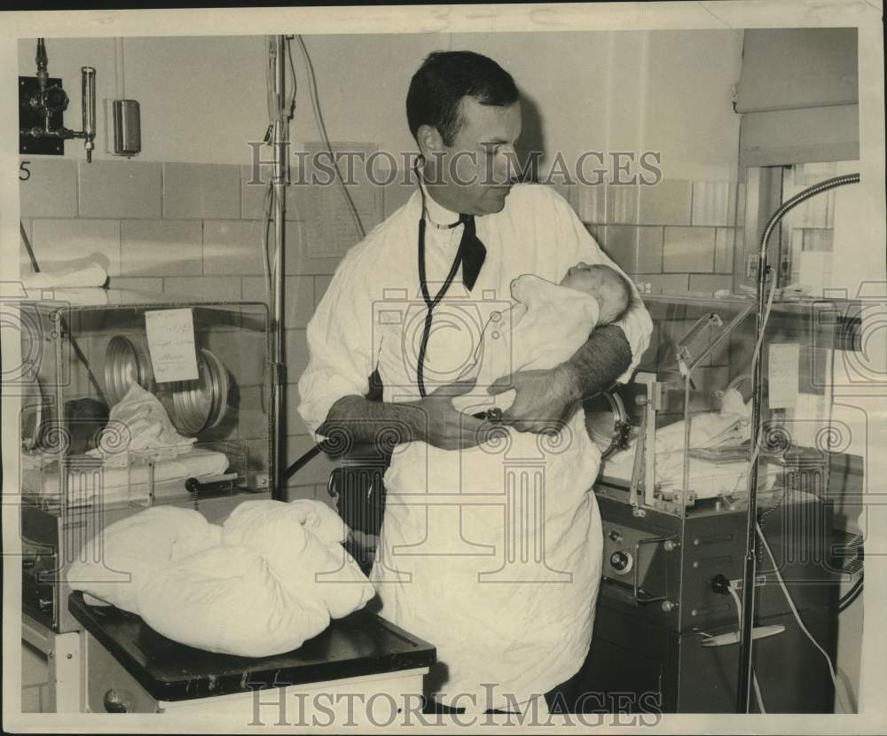 1970 Press Photo Dr. James O&#39;Neill, Jr. Chief Of Pediatric Surgery, With Infant- Historic Images