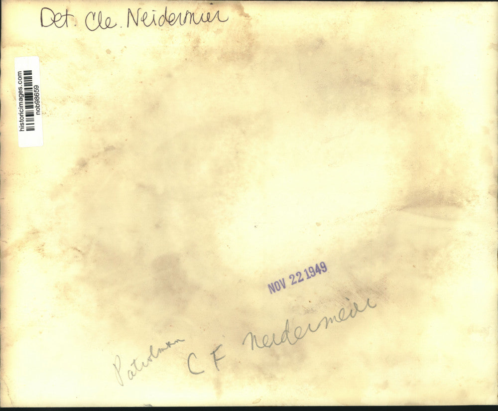 1949 Press Photo Patrolman C. F. Neidermier Examines Cans Of Paint - nob98659