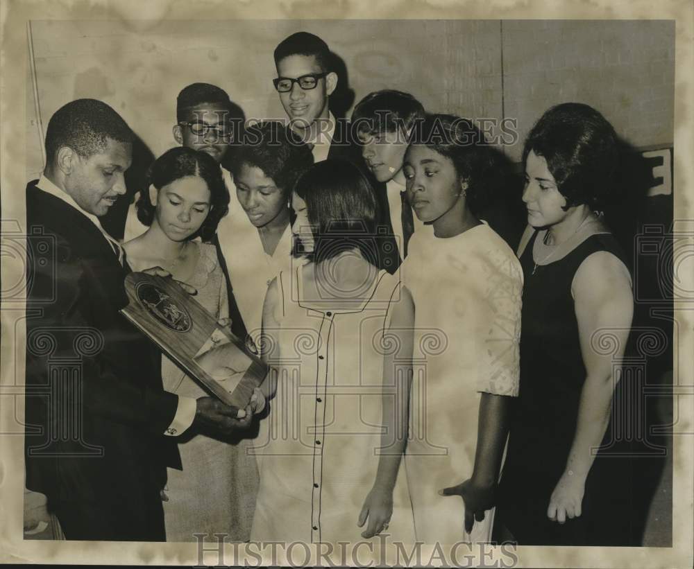 1967 Press Photo Neighborhood Youth Corps Director &amp; Students With Award