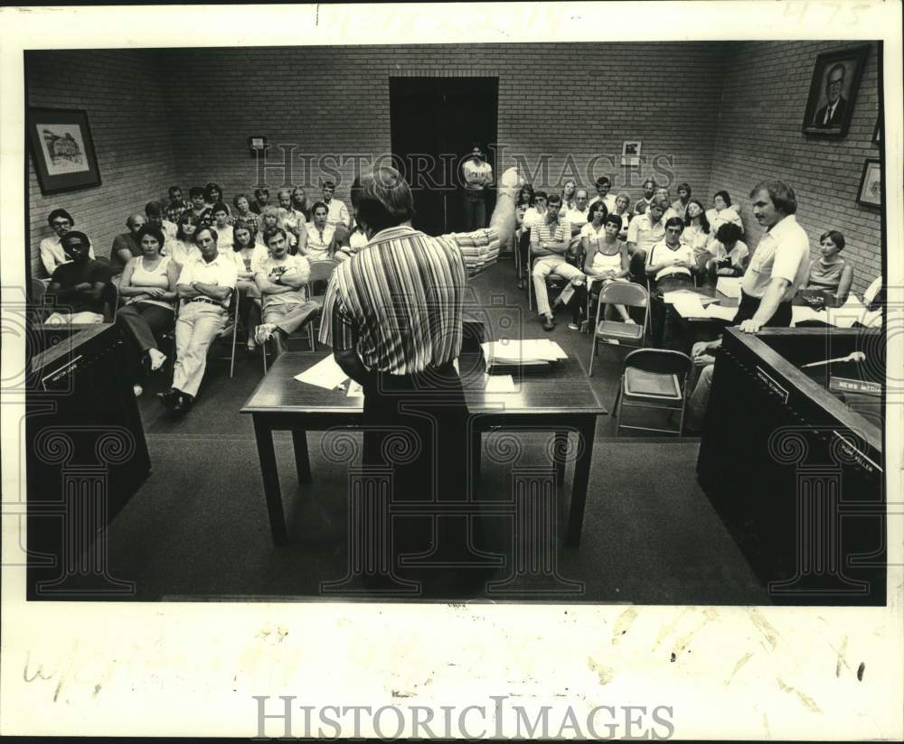 1981 Press Photo Man Speaks To Group Of People- Historic Images