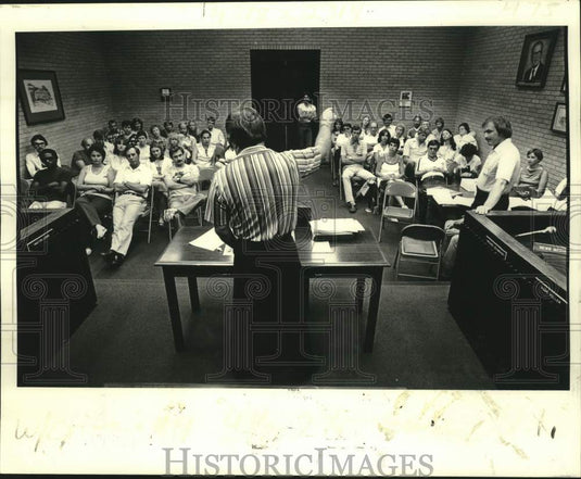 1981 Press Photo Man Speaks To Group Of People- Historic Images
