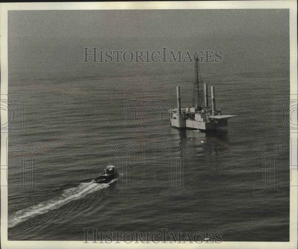 1974 Press Photo Boat Approaches Oil Rig "Ocean Star" - nob98709