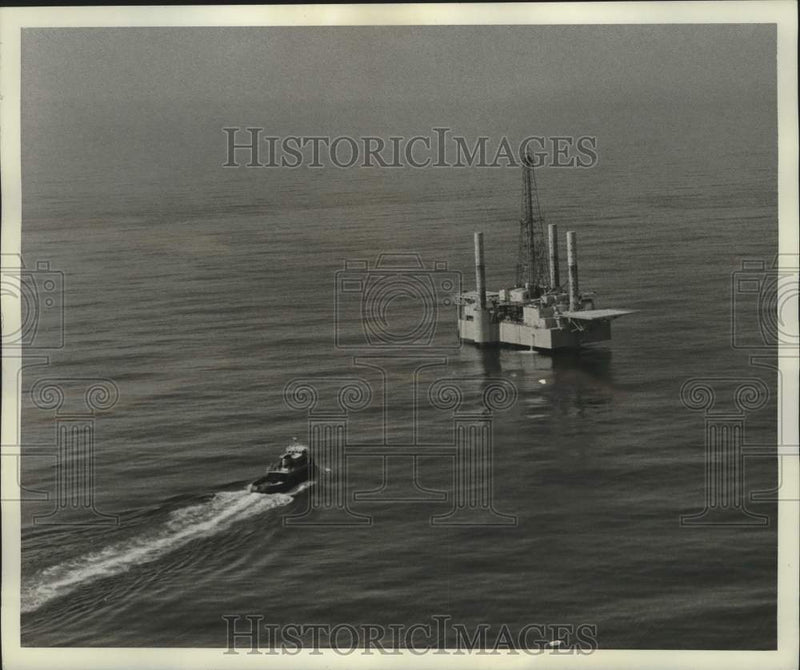 Load image into Gallery viewer, 1974 Press Photo Boat Approaches Oil Rig "Ocean Star" - nob98709
