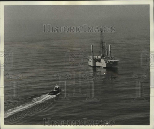 1974 Press Photo Boat Approaches Oil Rig "Ocean Star" - nob98709