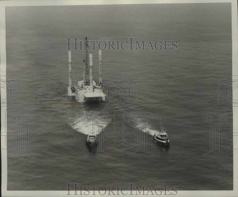 Load image into Gallery viewer, 1974 Press Photo Boats Near Oil Rig "Ocean Star" - nob98711
