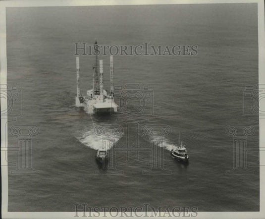 1974 Press Photo Boats Near Oil Rig "Ocean Star" - nob98711