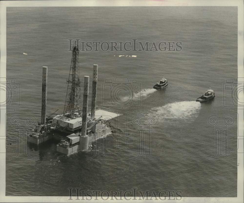1974 Press Photo Tug Boats In Gulf Of Mexico Near Oil Rig &quot;Ocean Star&quot;