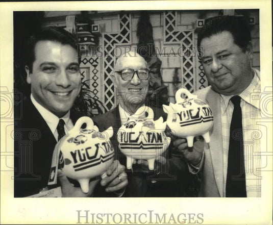 1992 Press Photo Businessmen Show Yucatan Piggy Banks, Hilton Hotel, New Orleans- Historic Images