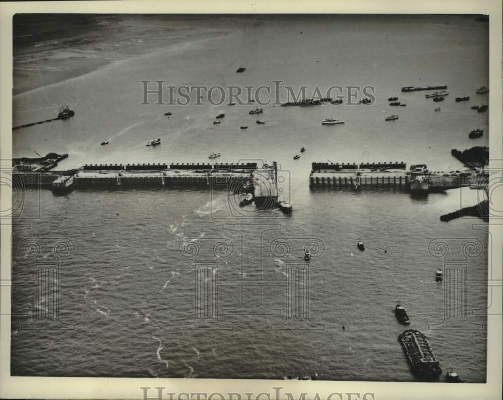 1961 Press Photo Final Section Installed In Veersche Gat Seaway, The Netherlands