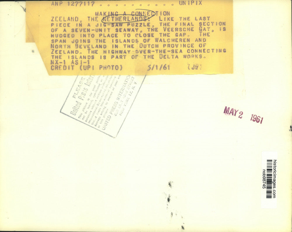 1961 Press Photo Final Section Installed In Veersche Gat Seaway, The Netherlands