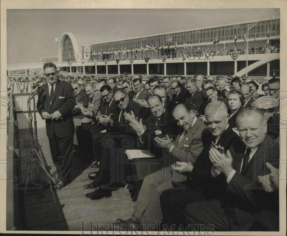 1959 Press Photo Audience Applauds At New Orleans International Airport