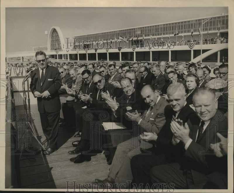 Load image into Gallery viewer, 1959 Press Photo Audience Applauds At New Orleans International Airport
